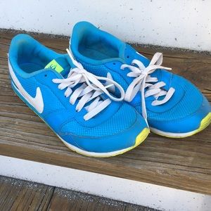 ⭐️⭐️ 4/$25⭐️⭐️ Women’s size 9 nikes